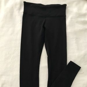 Black LuLulemon wonderunders. Size 6